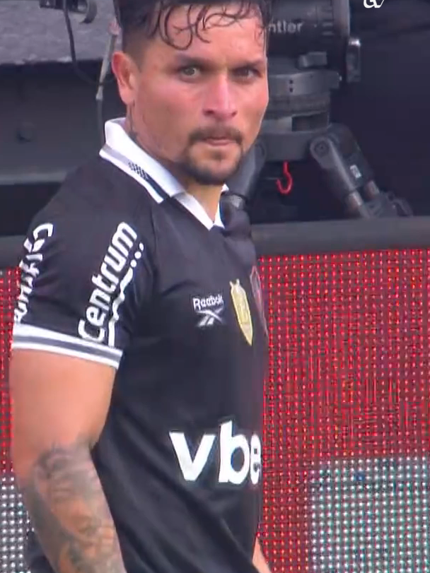 BARRERA DO CÉU!!! 🚀⚽ A bicicleta que virou o jogo para o Botafogo antes do gol de empate do Gustavo Henrique. 🖤🤍 #BrasileirãoNaGETV #Futebol #Botafogo #Corinthians