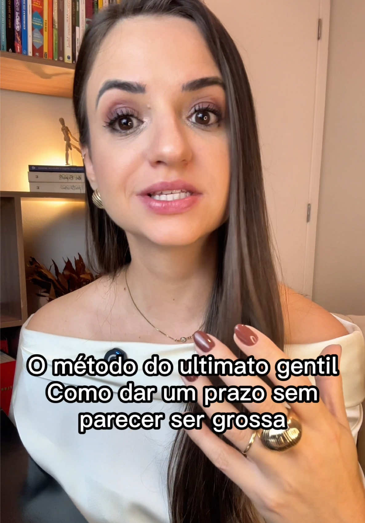 Tem vendas que são perdidas não porque o cliente não quer… mas porque você tem medo de colocar PRAZO. E aí vira escravo do “vou pensar”, “me chama depois”, “tô vendo aqui”… por dias, semanas, meses. O mais louco? Quanto mais você chama, menos ele decide. Quanto mais você insiste, mais você perde o controle. E sabe o que ninguém te contou? Existe um jeito de colocar prazo sem parecer grossa, sem parecer desesperada e sem afastar o cliente. A maioria erra porque: ❌ cria urgência fake ❌ repete ameaças que ninguém acredita ❌ parece pressionar ❌ ou então tem medo e fica eternamente disponível Enquanto isso, os vendedores que mais fecham fazem o cliente sentir uma coisa rara hoje em dia: clareza, respeito e limite. O vídeo te mostra exatamente isso: 📌 como colocar um prazo sem pressão 📌 como conduzir quem enrola há dias 📌 como parar de ser refém do “tô pensando ainda” 📌 e como recuperar o controle da negociação sem perder a elegância Se você já cansou de ser ignorada, deixada no vácuo ou tratada como “opção”… Assiste esse vídeo. Ele vai virar sua chave. Porque no fim das contas? Quem não coloca limite… vira lembrança. #vendas #vender #empreendedorismo 