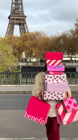 🎁✨ J-1 avant le mois des cadeaux Benefit ✨🎁 Le Père Noël peut se reposer, c’est notre BeneGirl qui reprend les rênes pour vous faire gagner tout un tas de cadeaux ce mois-ci 🧚🏼‍♀️  Prêt·e·s à tenter votre chance ? 👀 rendez-vous sur notre compte Instagram @benefitfrance 🩷 #noel #cadeaux