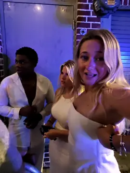 Guy at the end gets no girls fs  #rizz #confidence #pickup #girls #dkdannyy     