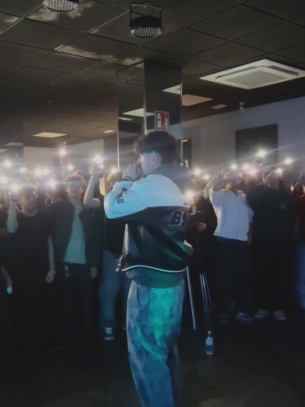 @Devo KCRS en directo GOD BLESS TU CULO en Cáceres 🫡🔥 #fyp #artistaemergente #devokcrs #musica #extremadura 