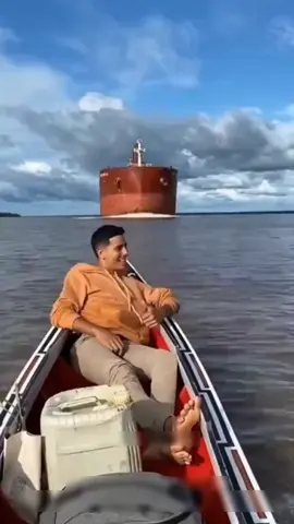 🚢⚠️ ¿SABÍAS QUE ACERCARTE A UN BARCO DE CARGA PUEDE SER MORTAL EN SOLO SEGUNDOS? #datocurioso #sabiasque Las hélices de los barcos de carga generan corrientes submarinas de succión extremadamente potentes, capaces de arrastrar personas y pequeñas embarcaciones en cuestión de segundos. Estas hélices pueden medir hasta 10 metros de diámetro y pesar más de 100 toneladas. Por ello, navegar cerca de estos gigantes del mar no es una hazaña, sino un riesgo extremo que puede terminar en tragedia. #barcos #peligroenelmar #oceano #navegacion #seguridadmaritima #riesgo #datosimpactantes #accidentes #mar #curiosidadesdelmar