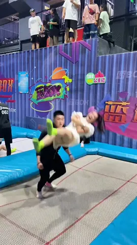 音乐一响，熟悉的旋律，熟悉的背影，熟悉的地方曾经你是否也这样经历过？#tiktok🔥🔥🔥 #skating #越南🇻🇳 #木牌巴韦 #危险动作请勿模仿 