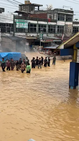 Maaf bila saya tidak merespon pertanyaan tentang kondisi idi rayeuk karena ini baru ada sinyal🙏🏻😭… ini video kondisi hari rabu-kamis kemaren pd tgl 26-27 desember 2026 #banjir #banjirdesember2025