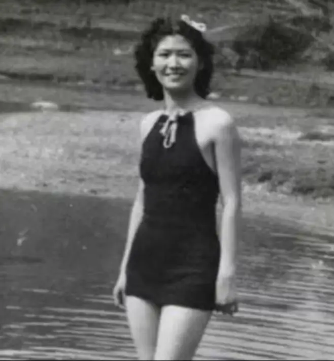 #1914年，31歲的閻錫山，娶了14歲的小妾，洞房之夜，閻錫山對小妾說：“你只負責傳宗接代，我不會喜歡你的，我只愛我的原配夫人！”事后，他便溜進了徐竹青的房間。   紅燭未盡，新娘卻獨坐在床沿，低頭不語。她年僅十四，名叫許蘭森，因進門后被改姓為“徐”，稱作徐蘭森。她或許并不懂“妾”字意味著什么，只知道自己嫁的是山西巡按公署的高官閻錫山，一個被鄉里人稱為“閻閻”或“閻王”的人物。    而她從未想到，成婚第一夜，是一句警告。    那一夜，閻錫山徑自走向了另一扇房門。門里，是他的原配夫人徐竹青，那個自幼訂婚、攜手度窮年的女子。    兩人的婚姻，從少年走到中年，雖無子嗣，卻情深義重。徐竹青出身良家，知書識禮，面對閻家早年的敗落，她不僅無怨言，還親手料理家務、撫養老人，陪著丈夫輾轉他鄉，重整旗鼓。閻錫山崛起之路，她從未缺席。    但正如那句老話所說：“無后為大。”自閻錫山成為山西實權者后，族中長輩多次催促他納妾續香火。起初他以“我不在乎后代”為由搪塞過去，最終，卻是徐竹青自己推他去迎娶許蘭森。    “你該有兒子。”她對丈夫說得平靜。    這便是那個年代女性的克己，為丈夫、為家族，不惜犧牲自己的位置。    婚后，徐蘭森年輕貌美，很快便連生數子，閻家上下歡喜非常。但閻錫山仍按舊約，只稱她為“姨娘”，孩子們也必須喚徐竹青為“娘”，這一條家規，自他立下，誰都不敢違。    徐蘭森日日看著自己親生的孩子繞著別的女人膝下撒嬌，心如刀絞卻不敢作聲。她不是不懂事，她只是沒有選擇。    她的存在被定義為“工具”，不能有感情，更不能逾矩。她要扮演“有子無名”的角色，連母愛，都要小心翼翼地隱藏。    她的忍耐，在閻錫山兵敗避走大連后終于有了裂縫。在異地，與兒女朝夕相處，她忍不住吐露實情：“我是你們的親娘。”    童言無忌，孩子們回山西后便改口叫她“媽媽”，當著徐竹青的面。這一下，徐竹青失控怒斥，孩子被喝止，徐蘭森則被徹底冷落。自此，她被送往鄉間“靜養”，名義是養病，實為軟禁。    從一位新婦到孤寂的旁枝，她花了整整三十年去演繹一個家族的“隱形者”角色。    她未曾做錯，卻一直活在錯位的人生劇本里。    1946年，徐蘭森因病離世，時年僅46歲。去世時，她已多年未見過孩子們的正臉。    她的死訊被簡化為“腦溢血”，訃告寥寥，連棺槨都比徐竹青的小了一圈。無追思，無哀榮，甚至無人提起她曾為這個家族誕下的五名子女。    而閻錫山與徐竹青，則一道去了臺灣，攜手終老。1960年，閻錫山辭世，十年后徐竹青追隨，兩人合葬，一如他們在眾人面前永恒的“正室”形象。    至于那個曾在閻家庭院獨坐織繡、半生寂寥的徐蘭森，早被歲月塵封。    她的人生，是那個時代千千萬萬個“姨娘”的縮影。被冠以身份，卻被剝奪情感；為人母，卻不能名正言順地擁抱孩子；為人妻，卻從未享受平等的撫慰。    她不是傳奇，也不是罪人。 她只是一個在禮教夾縫中，被安排、被利用、被遺忘的女人。