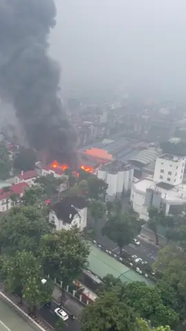 Nhà máy bia hà nội đang cháy lớn quá mọi người ơi 😭😭😭#cháy 