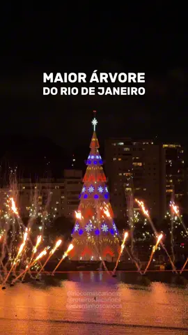 A maior árvore do Rio de Janeiro! Pela primeira vez, a Enseada de Botafogo ganhou uma árvore de Natal, e ela é gigante! Com 80 metros de altura, mais de 2,3 milhões de luzes de LED e parte do maior Natal do Brasil, o visual fica simplesmente hipnotizante. Todos os dias, as 19h, a árvore acende e a orla se transforma. E ainda tem um detalhe que deixa tudo ainda mais mágico: a cada 30 minutos rola um show aquático sincronizado que ilumina a água. PRÓXIMAS PROGRAMAÇÕES MUSICAIS 07/12 - Tapetes Contadores de Histórias (16h) 07/12 - Nova Orquestra (17h) 13/12 - Vem Cá Minha Flor (17h) 14/12 - Fróes e Banda (17h) 20/12 - Grupo Arruda (17h) 21/12 - Bloco do Papai Noel (16h) + Camerata Jovem do RJ (1/h) #riodejaneiro #rj #natal