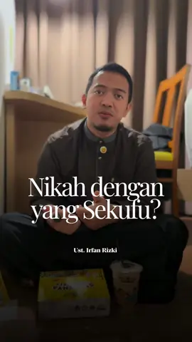 Dalam Islam, menikah itu bukan sekadar “cinta”, tapi juga tentang kesekufuan: sejalan dalam agama, seirama dalam tujuan hidup, dan saling menguatkan dalam taat. Sebab rumah tangga akan terasa berat jika berjalan dengan arah yang berbeda. 🍃 ٱلطَّيِّبَٰتُ لِلطَّيِّبِينَ وَٱلطَّيِّبُونَ لِلطَّيِّبَٰتِ “Wanita-wanita yang baik adalah untuk laki-laki yang baik, dan laki-laki yang baik adalah untuk wanita-wanita yang baik.” (QS. An-Nur: 26) ⸻ Nikah harus dengan yang sekufu, terutama dalam: • Agama – sama-sama menjaga sholat, menjauhi maksiat, senang dengan majelis ilmu. • Akhlak – cara bicara, cara marah, cara menghormati orang tua dan pasangan. • Arah hidup – sama-sama ingin mendekat kepada Allah, bukan mengejar dunia semata. Bukan berarti harus sama persis dalam semua hal, tapi minimal satu visi: “Kita ingin rumah ini jadi jalan menuju ridha Allah dan jannah-Nya.” Ucapkan doa dalam hati: “Ya Allah, karuniakan aku pasangan yang sekufu dalam iman dan akhlak, yang sejalan dalam taat, yang memegang tanganku menuju surga-Mu, bukan menyeretku kepada maksiat.” 🌙 💫 Ebook “Doa-Doa untuk Jiwa yang Ingin Bahagia” 📖 Karya Ustadz Irfan Rizki Haas 🕊 130 halaman doa penyuci hati & penguat jiwa 💬 Termasuk doa memilih pasangan, doa jodoh yang shalih/shalihah, dan doa kebaikan rumah tangga 📩 E-book langsung dikirim ke email, Sahabat ✨ 📱 WA: 0851-7999-7020 🔗 lynk.id/haasstore Menikahlah bukan hanya dengan yang kamu suka, tapi dengan yang sekufu dalam iman, agar langkah kalian seiring menuju Allah. #SekufuDalamNikah #PilihYangBeriman #MenujuJannahBersama #DoaBahagia #UstadzIrfanRizkiHaas  