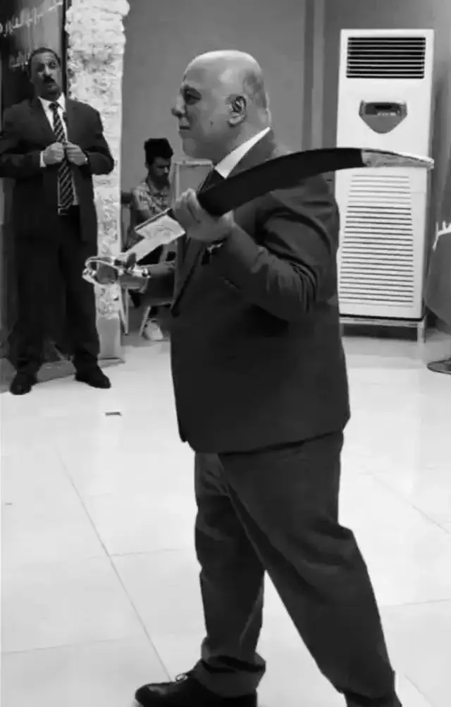 عندما شهرت سيفي عليك لم أرفعه للحرب بل للحب كنت أدافع عن بقايا قلبي كي لا تذبل لكنك لم تر في يدي سوى شفرة فسحبت سيفك أنت لا من أجل النجاة بل من أجل الكراهية والحقد تعلمت يومها أن السيوف ليست معدناً بل نوايا وأن جرح النية أقسى من جرح السلاح وأن من يختارك بالكراهية لا يستحق أن تختاره بالحياة 