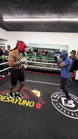 Bueno cabe desir que yo numca entrenado box en mi vida soy peliafor callejero pero nos rifamos con un semi pro sin pedos viva mexico cabrones💪🏻 @LUIS RONALDO RODRIGUEZ #comotoyperro 