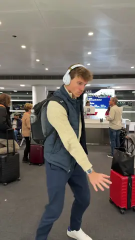 7 hour flight delay so far 🚶🏻‍♂️‍➡️💤