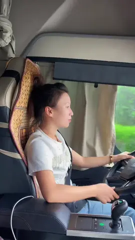 cô ấy rất đẹp phải không? 