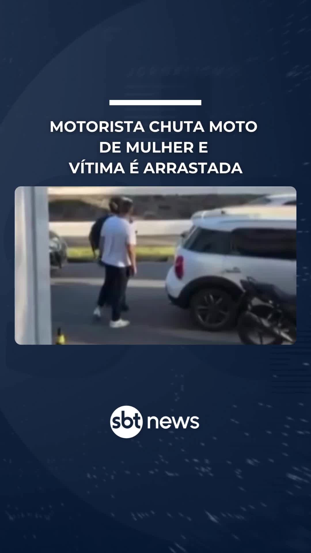 Uma discussão após um acidente de trânsito terminou em agressão em Santos, no litoral paulista. Imagens mostram o momento em que um motorista chuta a moto da mulher e foge em alta velocidade. Segundo a motociclista, o carro teria invadido a faixa e atingido a lateral da moto. Ela tentou seguir o veículo, mas perdeu o controle e foi arrastada. O suspeito ainda não foi identificado. #sbtnews #notícias #motorista #chute #moto #mulher #arrastada