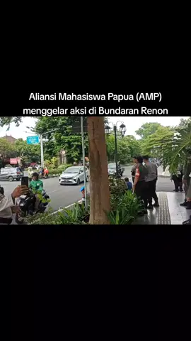 Aliansi Mahasiswa Papua (AMP) menggelar aksi di Bundaran Renon Denpasar. Pihak kepolisian bersama Pecalang dari desa adat sedang melakukan pengamanan. Masyarakat diimbau untuk sbersabar karena arus lalu lintas sedikit terganggu. #aliansimahasiswapapua #denpasar #aksidemonstrasi 