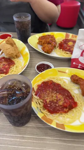 Đã săn được tuần lộccc @kh tien dung lam phien em #jollibee #giangsinh #garan 