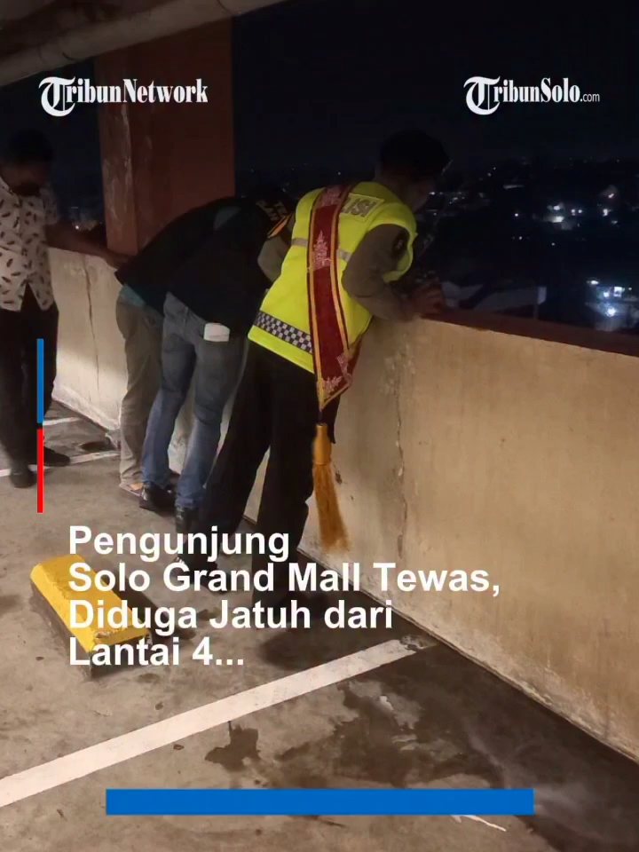 Berikut hal yang sementara kami ketahui : Seorang pengunjung ditemukan tewas di area luar pusat perbelanjaan Neo Solo Grand Mall, Minggu (30/11/2025). Peristiwa terjadi sekitar pukul 18.00 WIB. Korban dikabarkan perempuan. Ia diduga jatuh dari lantai 4 area parkir mobil. Ini karena petugas keamanan menemukan kacamata dan tas perempuan di tembok pembatas parkir mobil. Lokasi jatuhnya di dekat lobi barat, jalan yang biasa dilewati mobil menuju tempat parkir. Belum diketahui penyebab jatuhnya pengunjung tersebut. Manajemen mall belum bisa memberikan keterangan karena masih berkoordinasi dengan kepolisian. . . #MataLokalMenjangkauIndonesia #kotasolo #surakarta