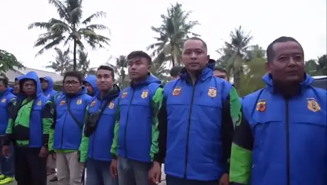Kapolda Jawa Barat bersama Kapolres Pangandaran melaksanakan kegiatan kunjungan dan bakti sosial ke Pos Ojol Kamtibmas Polres Pangandaran. Dalam kunjungan tersebut, Kapolda menyampaikan apresiasi kepada para pengemudi ojek online yang telah berperan aktif membantu menjaga situasi keamanan dan ketertiban masyarakat. Selain berdialog dan mendengarkan berbagai aspirasi para ojol, rombongan juga menyerahkan paket bantuan sosial sebagai bentuk dukungan serta wujud kedekatan Polri dengan masyarakat. Kegiatan berlangsung hangat dan penuh keakraban, mencerminkan komitmen Polri untuk terus memperkuat kemitraan dengan seluruh elemen masyarakat. #ojolkamtibmas #pangandaran #poldajabar #fyp #viral @Polres Pangandaran @Humas Polda Jabar 