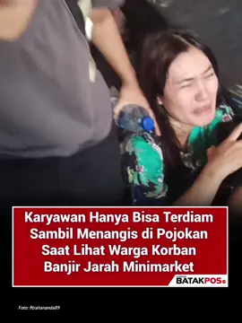- Manager dan karyawan hanya bisa terdiam di pojokan sambil menangis  menyaksikan warga korban banjir menjarah minimarket.  Lokasi Tapteng, Sumut  • • • #kapolsek #banjirlangkat #sumut #penjarahan #batakpos 