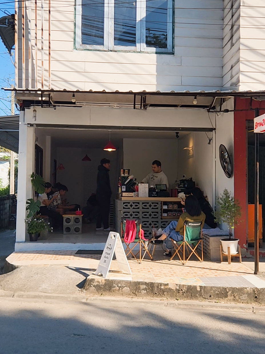 ใครอยู่แถว  สันโค้ง แวะมาเจอกันที่ Brew21 นะครับ! 🗺️ ร้านกาแฟใกล้บ้าน/ออฟฟิศ ที่พร้อมเสิร์ฟความสดชื่นถึงมือคุณ!   ร้านเราร่วมโครงการด้วยนะ    🚩​เช็คอินที่ Brew21 วันนี้! ถ่ายรูปสวย ๆ คู่กับแก้วกาแฟเก๋ ๆ รับของขวัญสุดพิเศษ😁  📸 พิกัด:  https://maps.app.goo.gl/66m2hTxGreQUFBjh9 ​✨  Brew21 ​เวลาเปิด-ปิด: 7:30-15:30 ​   #ร้านกาแฟ #ร้านกาแฟใกล้ฉัน #คนละครึ่งพลัส #เชียงราย #ร้านกาแฟเปิดใหม่ 