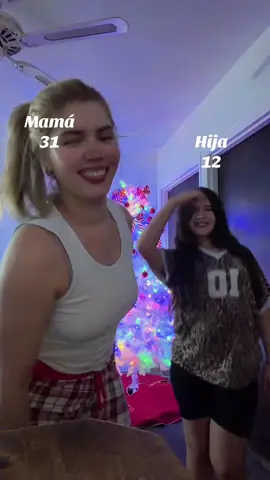 Mientras arreglamos el árbol 🌲 🤣 #mamagirl #mamaehija #navidad 