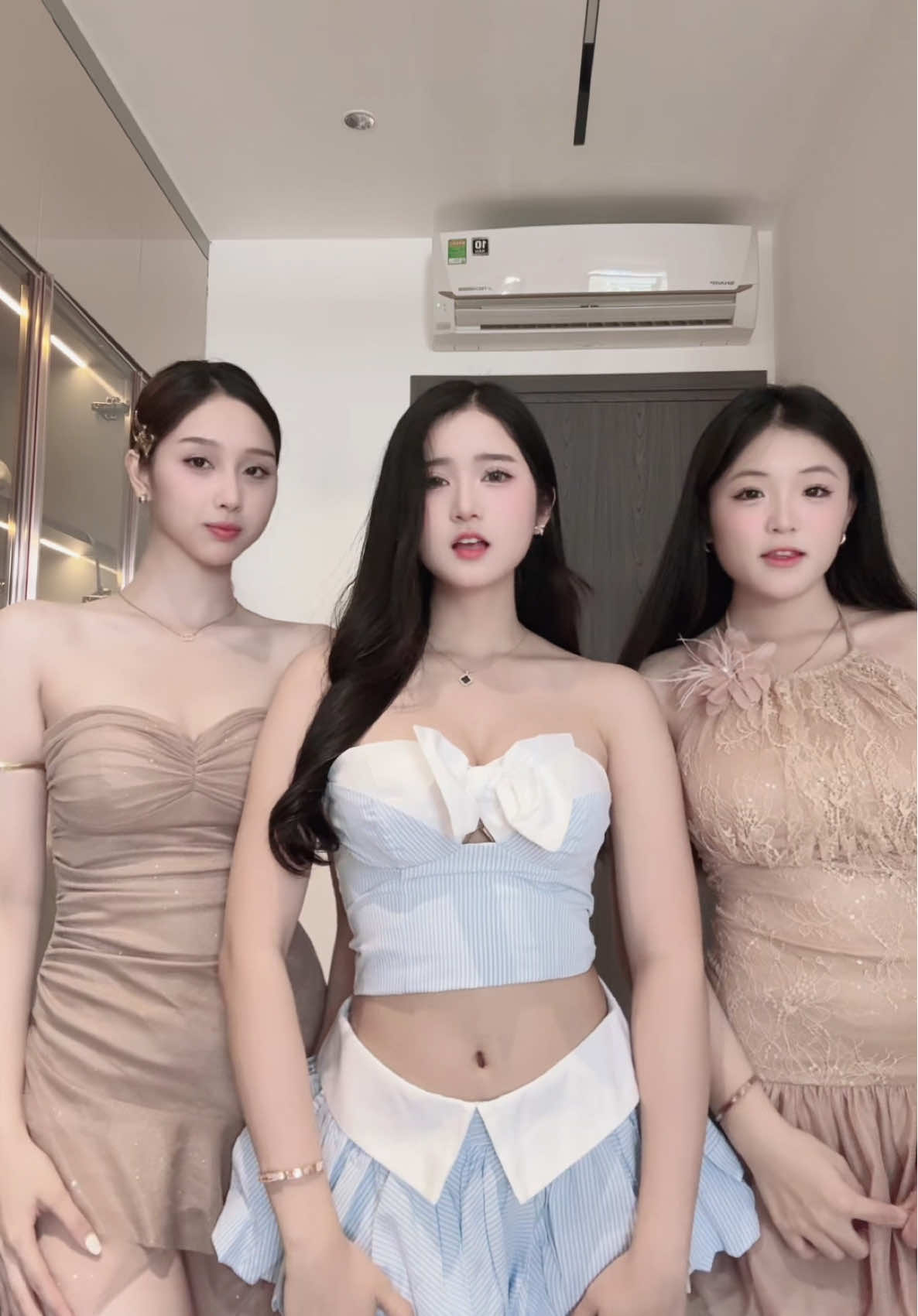 Được hôm đi cafe với bạn mà quay 7749 cái clip