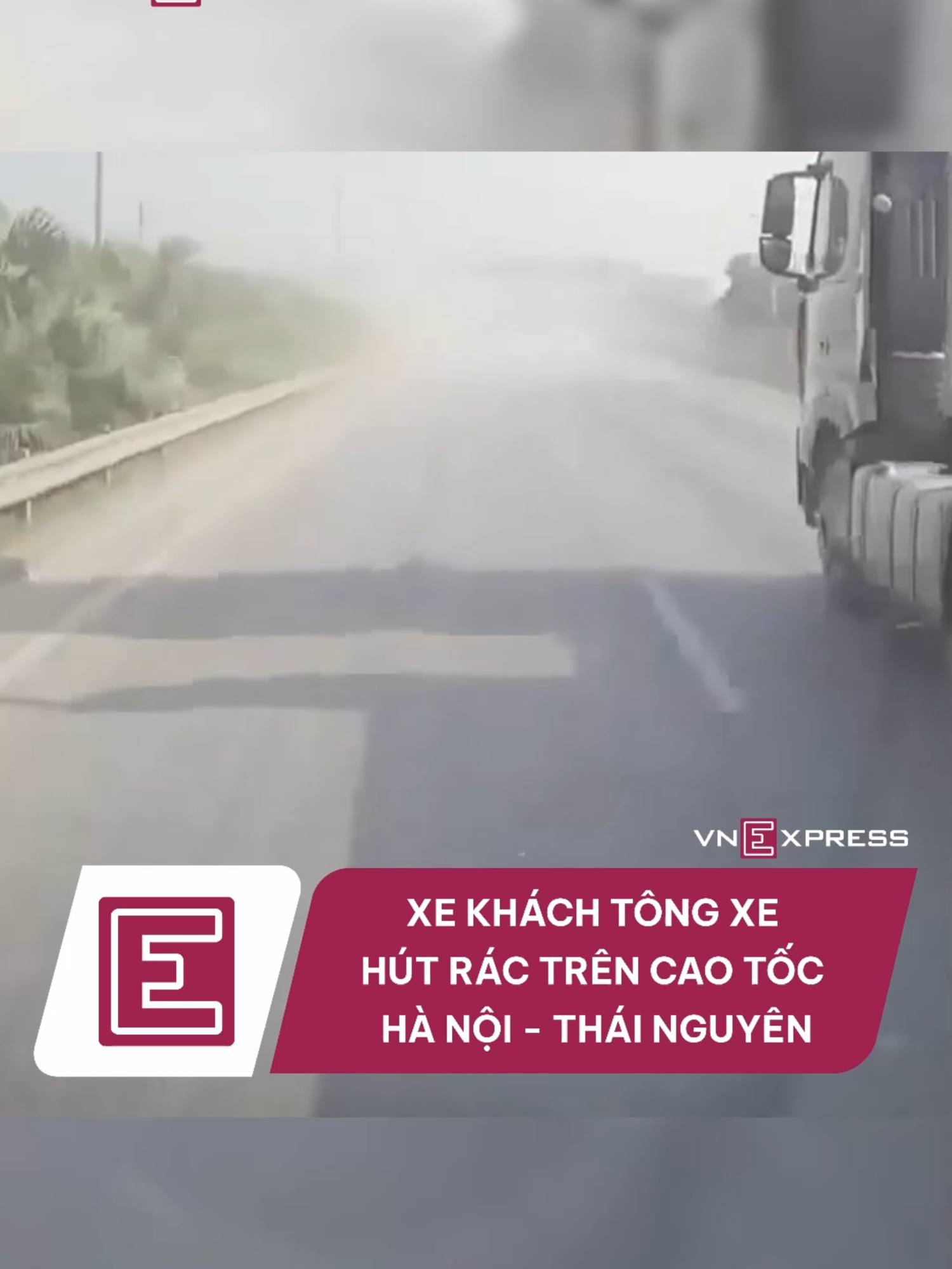 Chiếc xe khách 16 chỗ đang vượt ở tốc độ cao đã tông trúng xe hút rác dọn vệ sinh trên cao tốc Hà Nội - Thái Nguyên khiến tài xế bị gãy chân và giao thông ùn tắc hơn 2 km. #vnexpress #vne #caotochanoithainguyen #giaothong