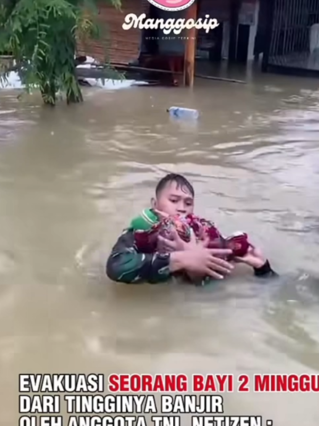 Detik-detik warga & tim SAR gotong royong menyelamatkan bayi yang terseret arus #bencanaalam #sumatra #sibolga #banjirbandang #stunami 