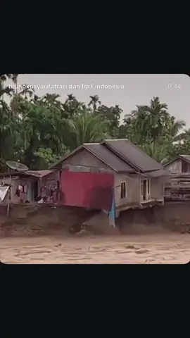 Bencana alam yg hampir  sunami kecil katanya. Logistik memang sepenuhnya habis Listrik padam Jalan tdk dapat di akses Jaringan terputus Kehilangan tempat tingal  Ratusan korban jiwa Beras habis Bbm mulai kosong #infoacehterkini  #acehviral  #acehberduka  #prayforaceh  #banjirbandangaceh 