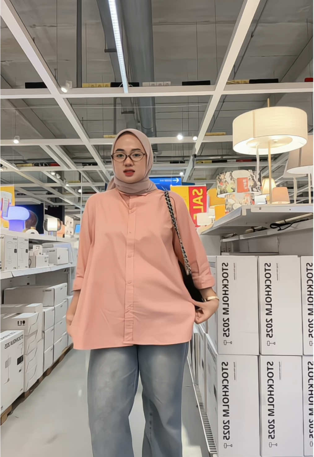 Salmon yg ini cakep jga kan😭😋 #kemeja #kemejaoversize #outfitideas #ootdhijab #fyppp 