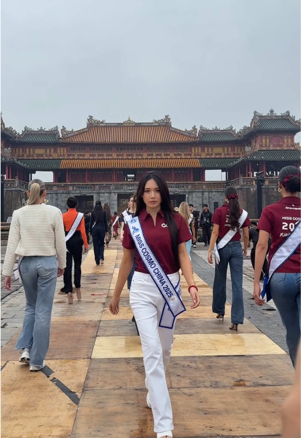 Các thí sinh Miss Cosmo 2025 trong buổi rehearsal sáng nay tại cổng Ngọ Môn cho BST Fall/Winter 2025 của LÊ THANH HOÀ.  #LeThanhHoa #LeThanhHoaFallWinter25 #misscosmo #HelloCosmoFromVietnam #FashionVoyage   +        