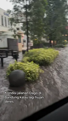 Royal Friends, cuaca Bandung lagi berat ya… Hujan deras sampai banjir di beberapa titik. Kalau kalian sedang berkendara, tolong hati-hati, jaga jarak, dan jangan memaksakan diri. Keselamatan kalian nomor satu. 🤍 Kalau butuh tempat buat neduh, Royal Diamond selalu terbuka untuk Royal Friends— biar nunggu hujan sambil ditemani kilau emas & berlian yang bikin hati tetap hangat. ✨💎 #RoyalDiamond #RoyalFriends #StaySafe #HatiHatiDiJalan #BandungHujan 