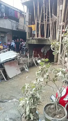 rumah yg viral,pasca siap banjer,mayat mau lewat,dia gk mau peduli,sibuk mau menga lanjutkan pekerjaan rmh na,mayat mau lewat di blng dia gk peduli kata na,manusia apa itu? 