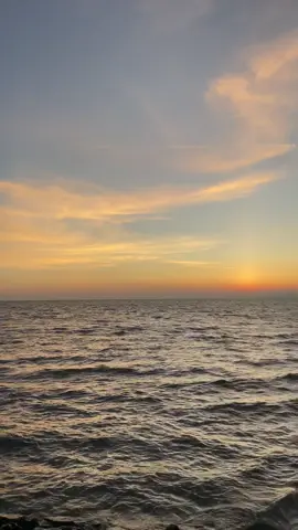 Welcome December, last of 2025 🙂‍↔️ Balik perlis layan sunset dekat kuala perlis petang kelmarin. Hilang rasa penat kerja, Rasa macam takmau balik kerja dan nak duduk ja dekat perlis. Sumpah tenang 🥹🤍 #kualaperlis #perlis #fyp #perlisinderakayangan 