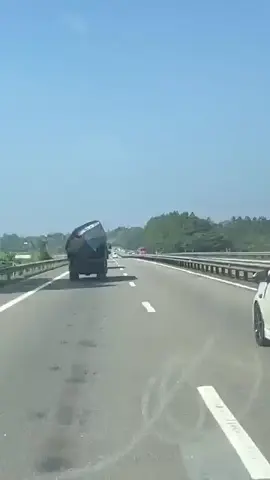 මේ එන්නෙ ආසාවට ගංවතුර බලන්න එන උන් නෙවෙයි මාස තුන හතර මහ මුහුදෙ ඔට්ටු වෙන බෝට්ටු කාපර්ල ☠ 2003 ගංවතුරෙදි 2004  සුනාමියෙදි දකුනෙ උන්ට ඔලුව උස්සගන්න රටේම මිනිස්සු දුන්නු හයිය උන්ට තාම මතකයි 🫡#southren #srilankan_tik_tok🇱🇰 #sl @TIKTOKCREAT 