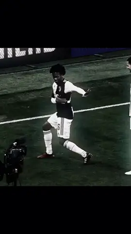Colombian Moves 🇨🇴🕺🏽🪩 #football #cuadrado #colombia #dance #juventus 
