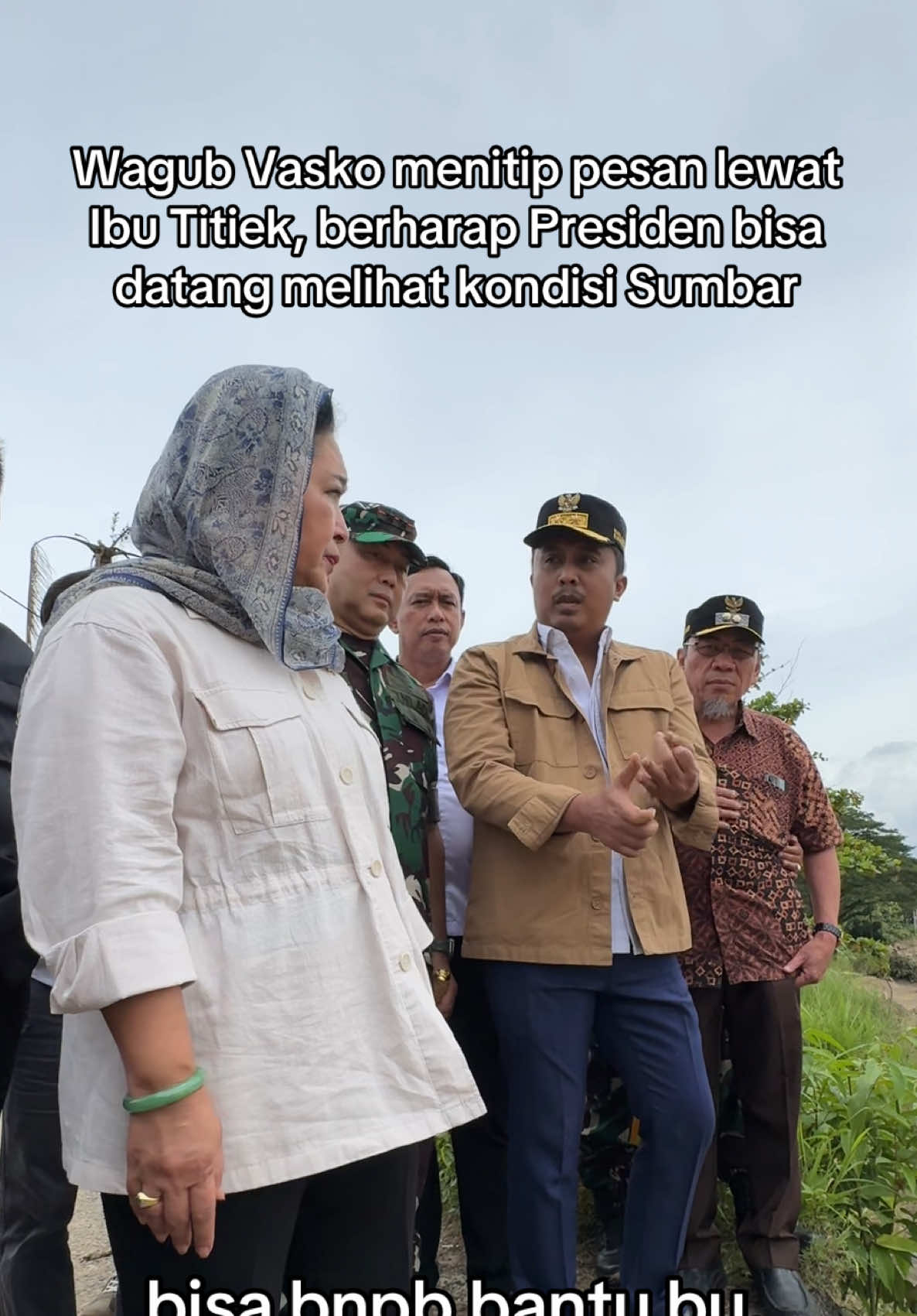 Wagub Vasko menyampaikan harapan kepada Ibu Titiek, agar Presiden bisa datang melihat langsung dan membantu warga Sumbar yang terdampak bencana #vaskoruseimy #titieksoeharto #prabowosubianto #prayforsumbar 