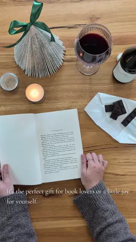 A bookish reading ritual, delivered monthly ✨ Signed Australian novels, hand-poured candles, drinks and treats - all thoughtfully curated around the story 🤍 Perfect for gifting (or treating yourself!) 📚