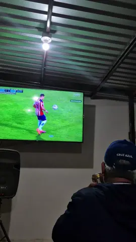 mi onesta reacción cuando sabemos que el chicharo tiraría el penal 🤣#tiktok #cruzazul #chicago #chicharito #chivasdelguadalajara 