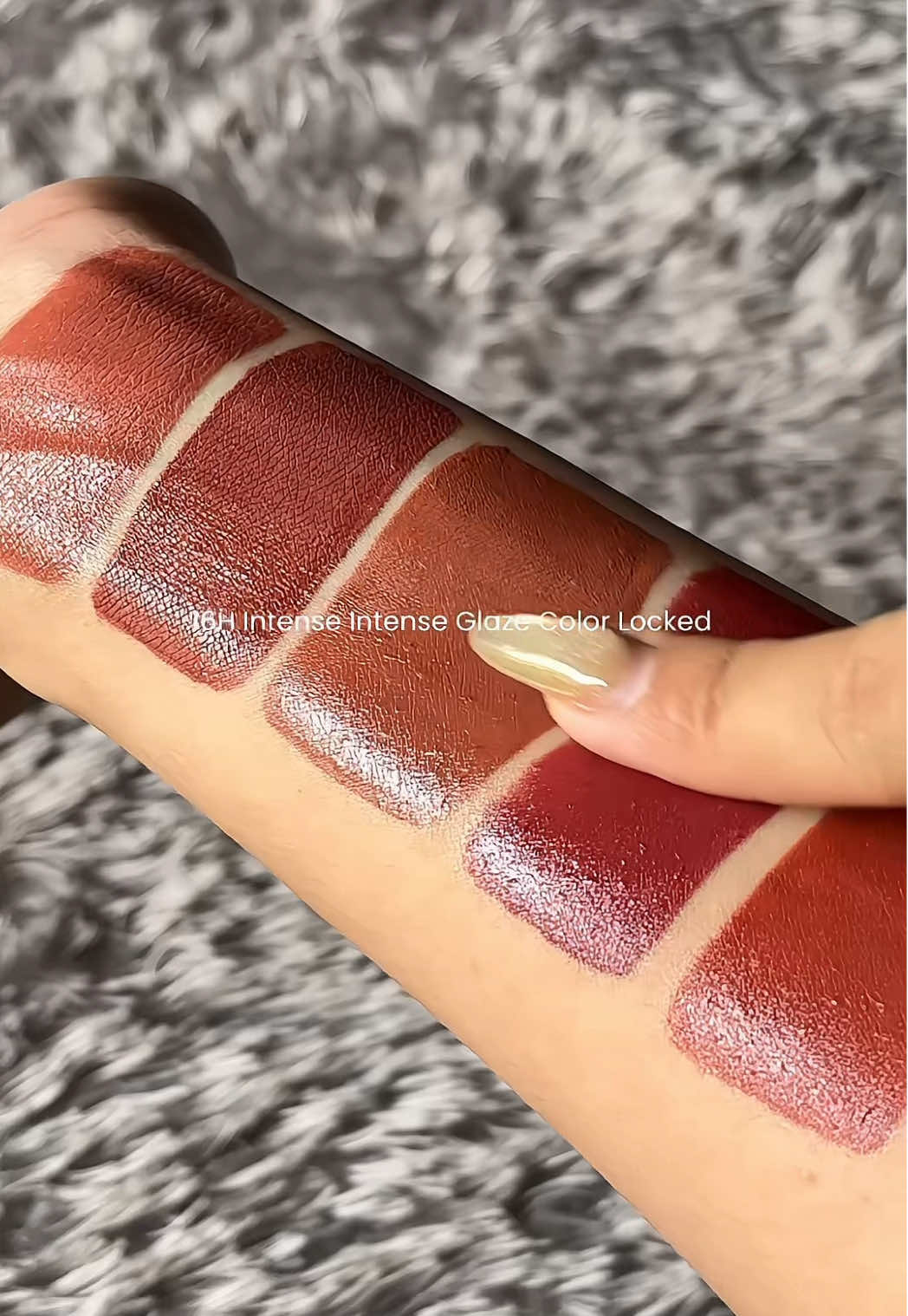 intense glazed color locked! ⋆✴︎˚｡⋆ @DAZZLE ME INDONESIA #inkvinyldazzleme #liquidlipstick #lipvinyl #BeautyTok