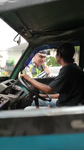 Menindaklanjuti laporan masyarakat terkait banyaknya pengendara yang melawan arus di kawasan Adiaksya, Lebak Bulus, Jakarta Selatan.  Petugas memberikan himbauan langsung secara humanis serta peneguran melalui pembinaan demi menjaga keselamatan dan kenyamanan bersama. Meski begitu, kepatuhan terhadap rambu lalu lintas seharusnya tidak bergantung pada ada atau tidaknya petugas di lapangan, dibutuhkan kesadaran kolektif untuk saling mengingatkan, saling menjaga, dan tetap tertib demi keselamatan seluruh pengguna jalan. #Polri #PoldaMetroJaya #TaatBerlaluLintas #TertibBerkendara #KeselamatanBersama 