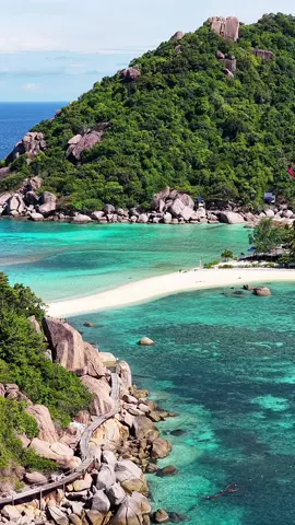 Where the water glows and the island feels like a dream 🏝️💦 📍Koh Nang Yuan - Koh Tao , Thailand 🇹🇭  . . #thailandtravel #beachvibe #islandlife #travel #beachlife 