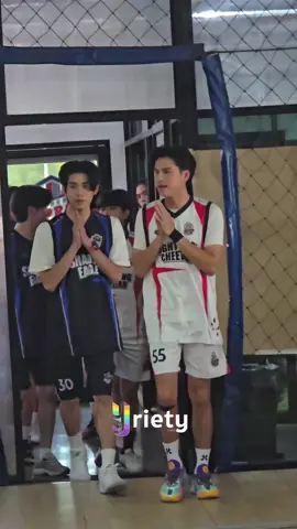 พี่นักกีฬาบาสเกตบอลจากทีม #ShadowEagle และ #LightningCheetah พร้อมลงสนามอุ่นเครื่องแล้วค้าบ กีฬาจะชนะไหมไม่รู้แต่เรื่องขิงกันนี่ชนะแน่นอน 🏀💪🏻👀 #GMMTVStarlympic2025  #Yriety 