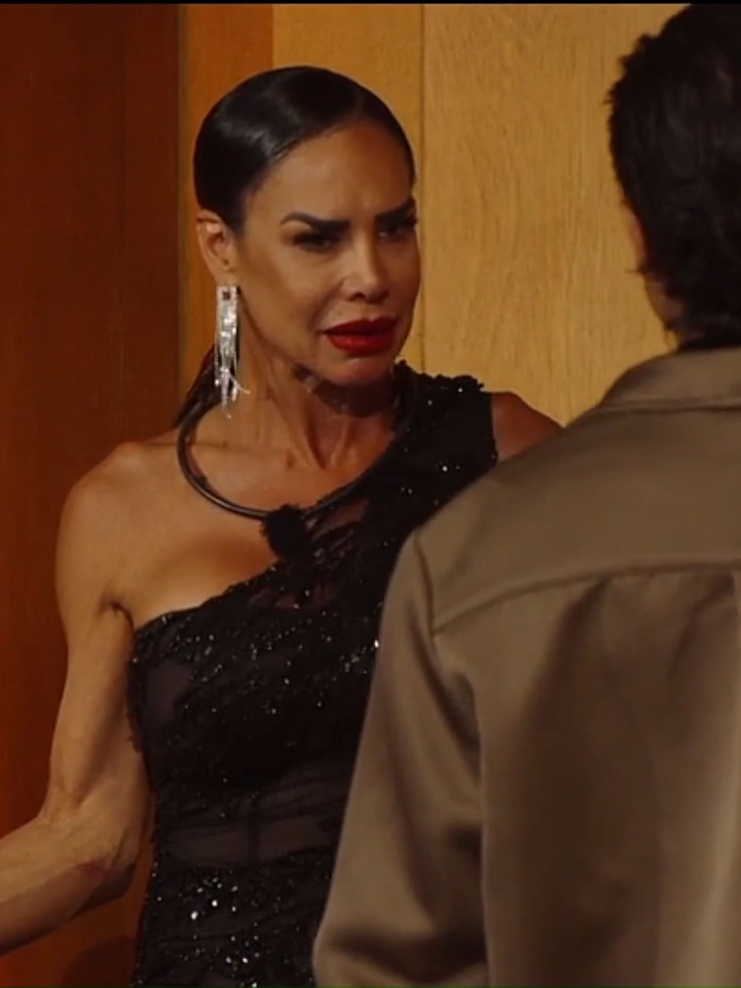 Liz emprrada con Adal, por hablarle pesado en la gala de eliminación. #LaGranjaVIP