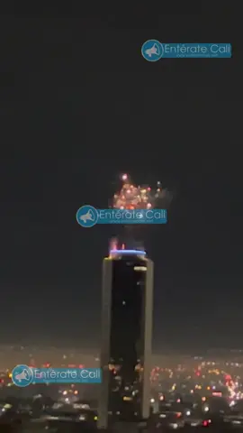 La icónica Torre de Cali también se unió a la alborada del 1 de diciembre con un espectáculo de fuegos artificiales desde su azotea.