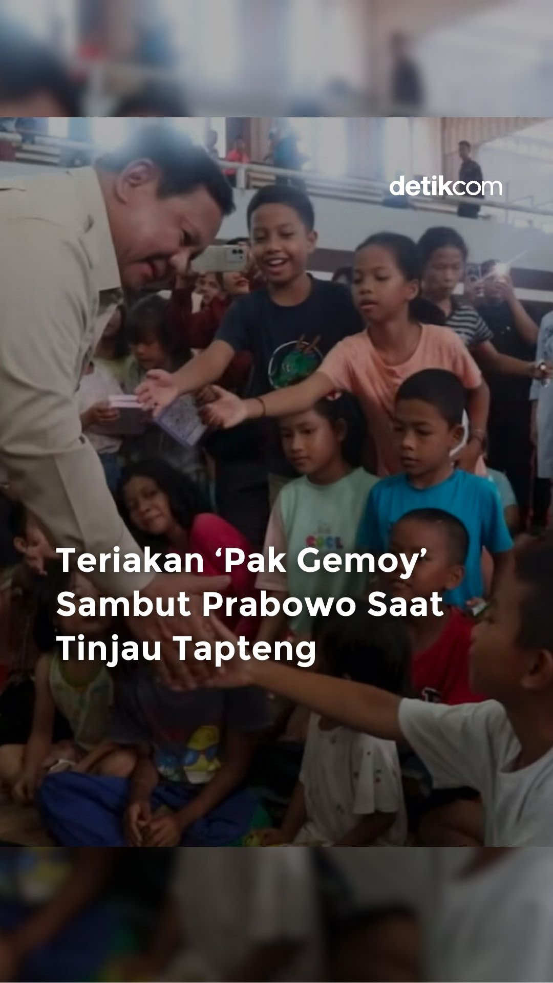 Presiden Prabowo Subianto meninjau lokasi terdampak banjir-longsor di wilayah Tapanuli Tengah, Sumatera Utara. Prabowo menyebut masih banyak jalur yang terputus sehingga menjadi kesulitan dalam penanganan di lokasi. 