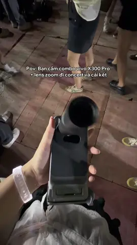 Pov: Bạn cầm combo vivo X300 Pro + lens zoom đi concer và cái kết 👏 Combo này xứng đáng dành cho mấy bà ngồi xa stage ake ngồi nóc. Hnay là lần đầu test lens zoom nên quay còn hơi láo nháo và rung tí.  Mình chỉ làm nội dung sharing cho các bạn biết thêm 1 con máy để đu concert thôi. Mình không so sánh với bất cứ dòng nào khác đâu. Mng xem/tham khảo và có quyết định phù hợp với nhu cầu của mình nha. Xin cảm ơn. #concert #fangirl #vivoX300Series #ShotonX300Pro 