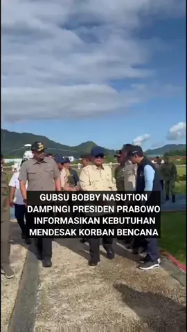 Sibolga- Presiden Prabowo Subianto meninjau korban banjir di Tapanuli Tengah, Sumatera Utara, Senin (1/12/2025). Prabowo didampingi Gubernur Sumatera Utara Bobby Nasution untuk menginformasikan kondisi di titik bencana tersebut.  Gubsu tampak memberikan informasi yang ditanyakan presiden. Bobby juga menyampaikan apa saja yang sangat dibutuhkan oleh para korban bencana. Utamanya pasokan pangan dan pemulihan akses dalam waktu secepatnya.  Sebab akses darat menuju Tapteng sekitarnya masih terputus akibat material longsoran. Dengan demikian bantuan via jalur darat sulit dihantar menuju posko-posko pengungsian di Tapteng.  Gubsu sendiri berupaya menyalurkan bantuan berupa pangan dan obat-obatan via heli didampingi Danlanud Suwondo dalam tiga hari belakangan.  Berdasarkan informasi dihimpun, Prabowo berangkat dari Pangkalan TNI AU Halim Perdanakusuma Jakarta menuju Bandara Sisingamangaraja XII di Silangit, Kabupaten Tapanuli Utara. Selanjutnya, Prabowo melanjutkan perjalanan menggunakan helikopter menuju Tapanuli Tengah. Setibanya di Tapanuli Tengah, Prabowo mengunjungi posko pengungsian korban banjir di Tapanuli Tengah. Prabowo sempat memasuki posko untuk bertemu para korban. Sejumlah anggota Kabinet Merah Putih tampak ikut mendampingi yakni, Menteri Koordinator Bidang Pembangunan Manusia dan Kebudayaan Pratikno, Menteri Pekerjaan Umum Doddy Hanggodo, Menteri Sosial Saifullah Yusuf, Menteri Sekretaris Negara Prasetyo Hadi. Kemudian, Kapolri Jenderal Listyo Sigit Prabowo, Panglima TNI Jenderal Agus Subiyanto, hingga Sekretaris Kabinet Teddy Indra Wijaya.
