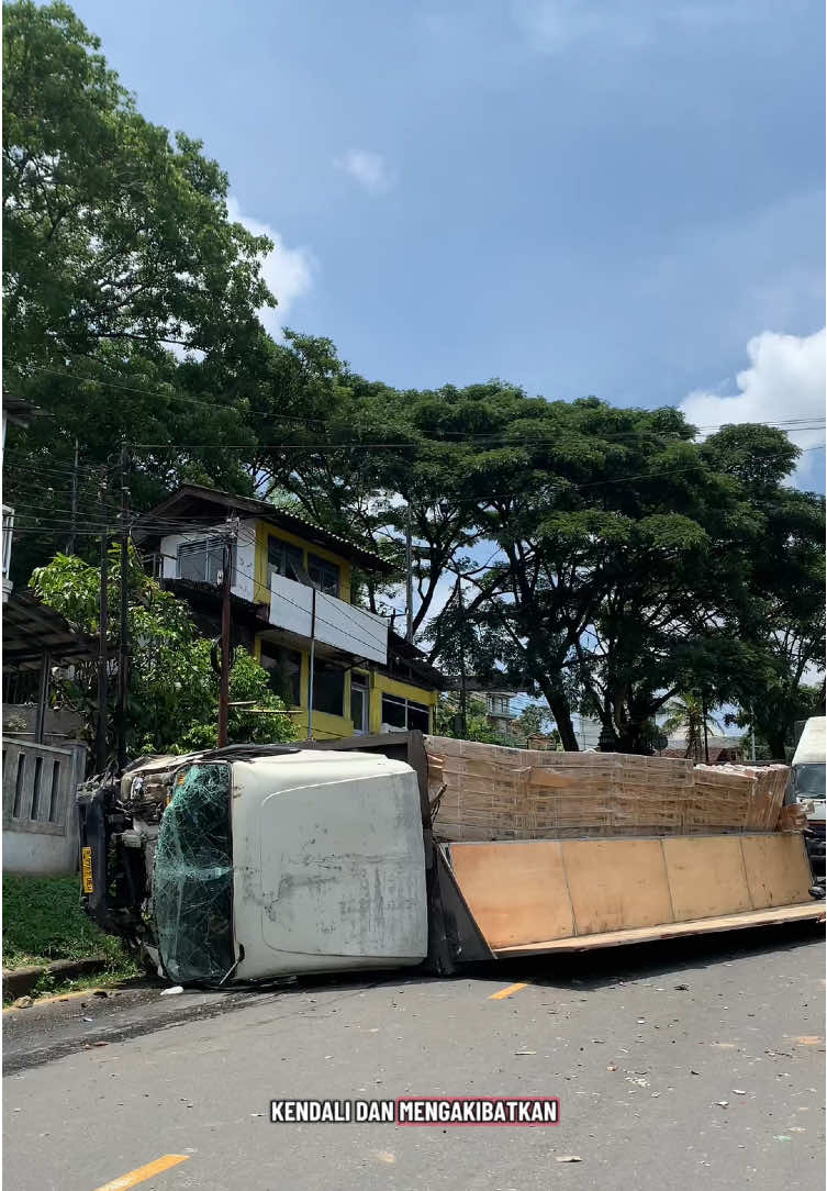 Mobil bermuatan televisi terguling di jalan cagak nagreg hari ini tepat jam 12 siang #jalancagak #nagreg #kabupatenbandung #infolakalantas 