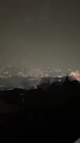 Ni las fuertes lluvias ni las advertencias oficiales lograron frenar la llamada “alborada”. En Medellín, la madrugada de este primero de diciembre volvió a encenderse con detonaciones pese a los reiterados llamados de prevención.