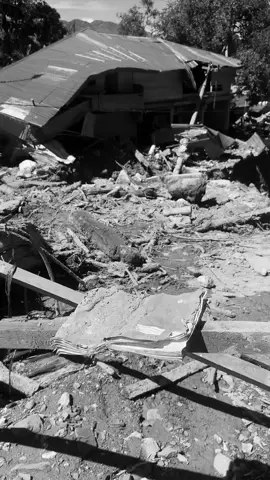 Bukan bencana nasional? Akses jalan nasional putus di mana-mana, longsor di mana” kehabisan logistik, air bersih tidak ada. Pak kami kelaparan  Kami butuh bantuan acehtengah-banermeriah-gayolues-Aceh-Sumatra  #prayforaceh #prayforsumatra #bencanaalam #kamiinginkankeadilan #bantukami 